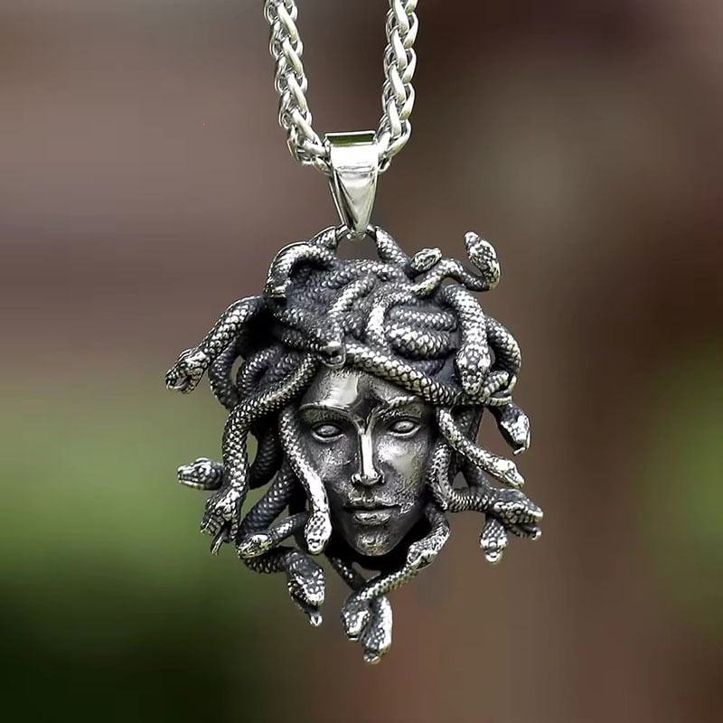 Ogrlica s Meduzom i zmijskim motivom, gotički stil, drevna Grčka