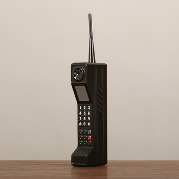 Retro nostalgični brick mobitel — rekvizit za scenu i dekorativni izlog, od željeza