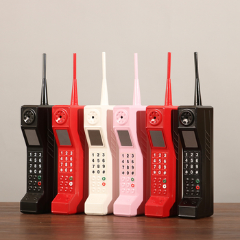 Retro nostalgični brick mobitel — rekvizit za scenu i dekorativni izlog, od željeza