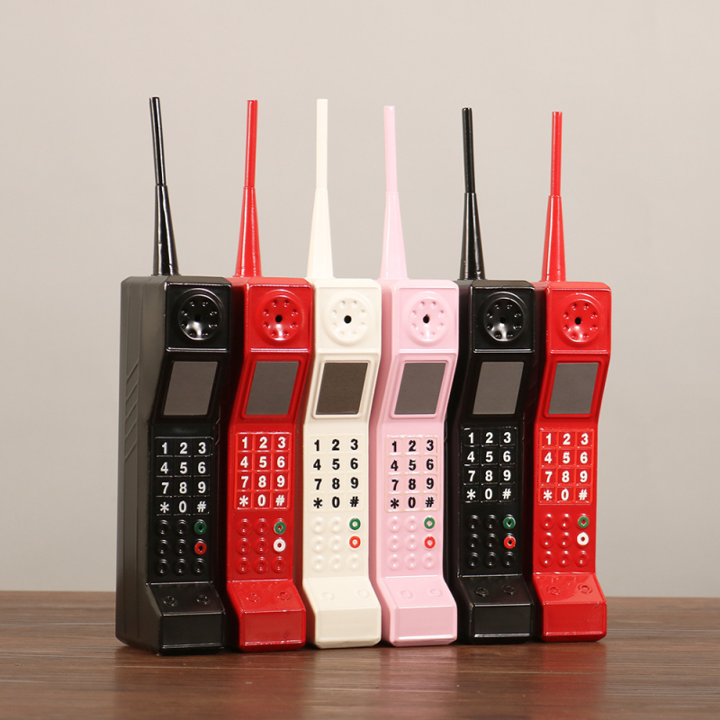 Retro nostalgični brick mobitel — rekvizit za scenu i dekorativni izlog, od željeza