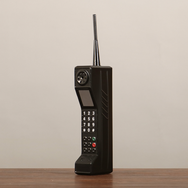 Retro nostalgični brick mobitel — rekvizit za scenu i dekorativni izlog, od željeza