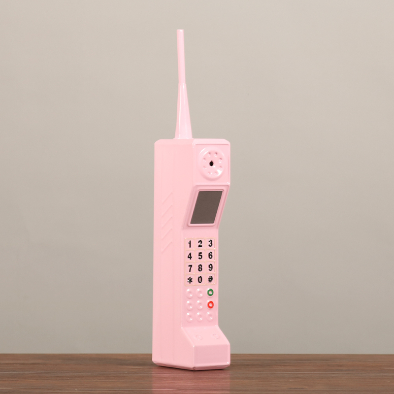 Retro nostalgični brick mobitel — rekvizit za scenu i dekorativni izlog, od željeza