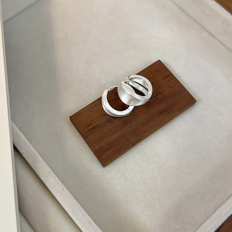 Ženske minimalistične naušnice s konkavnom, brušenom površinom – retro, svestran stil