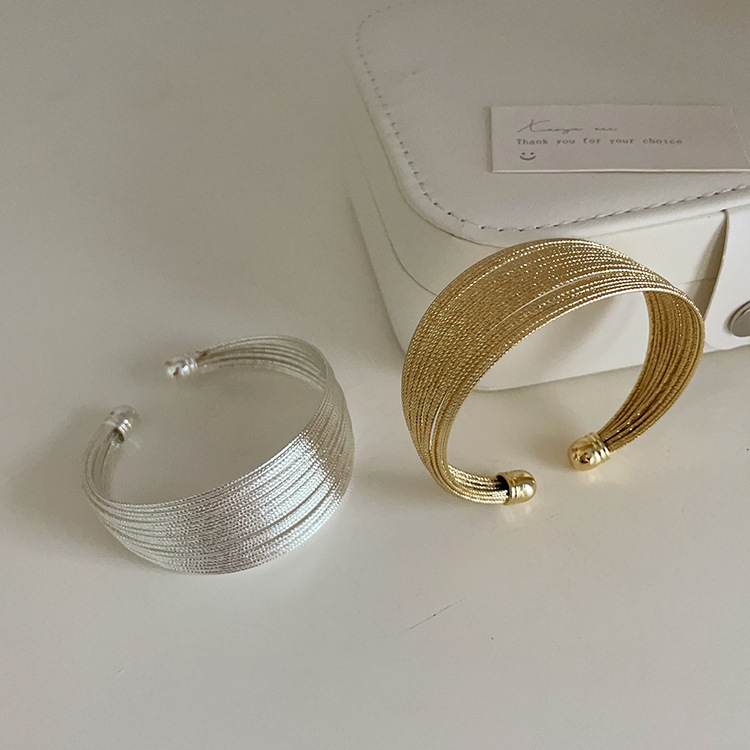 Ženske višeslojne metalne narukvice, nišni dizajn, retro stil, minimalistički i svestrani dodatak za zglob