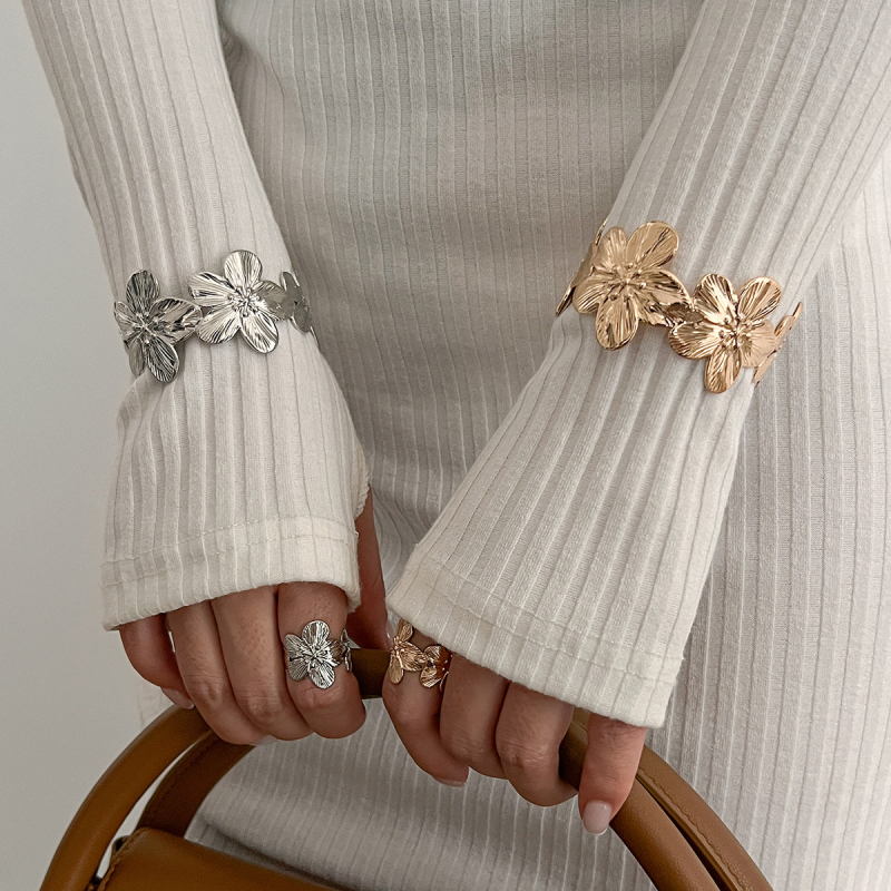 Dve metalne narukvice s floralnim uzorcima u europsko-američkom stilu, minimalistične i elegantne ženske modne dodaci