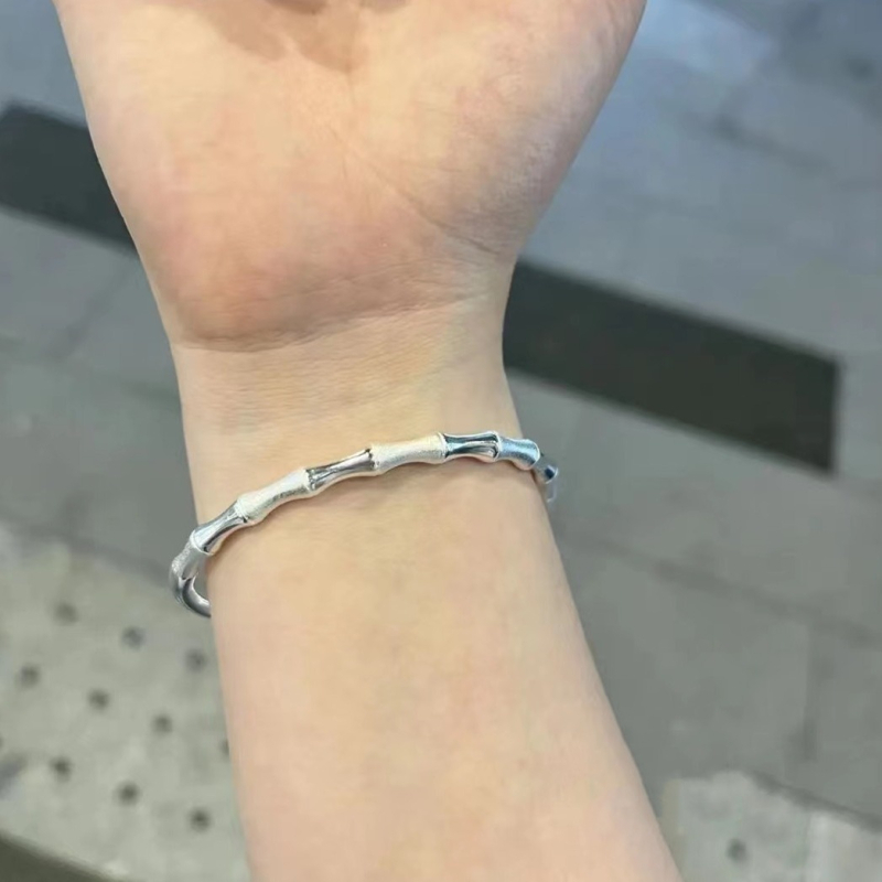 Bakreni narukvica u novokineskom stilu s završnim finišem iz pijeska, dizajn bambus segmenata, podesiva klizačka spojka push-pull, elegantan dojam