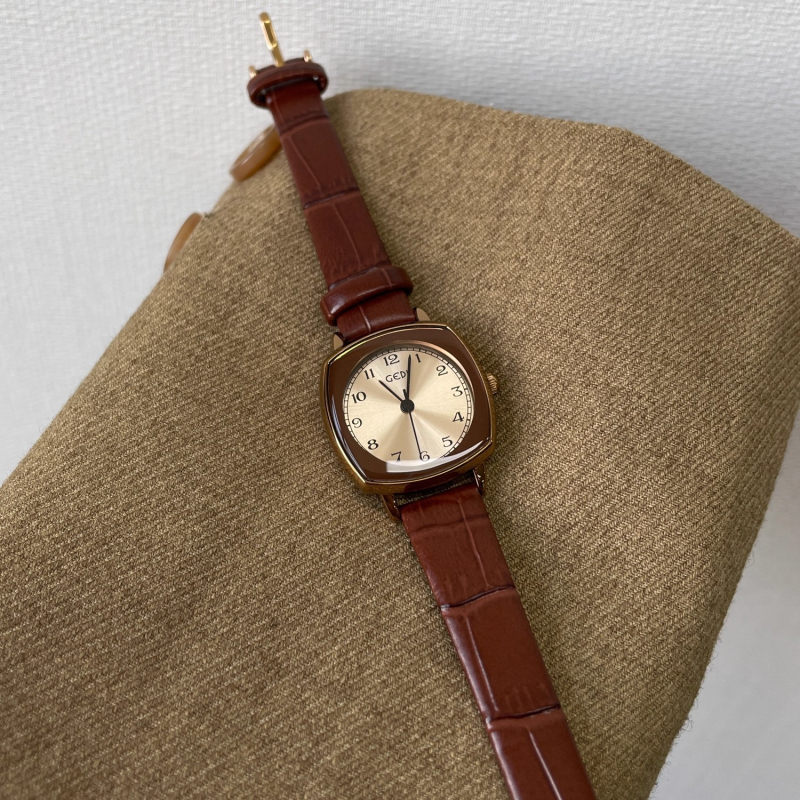 Gedi retro jesenski ženski sat s kožnim remenom, diskretan luksuz, nišni stil, kvarcni mehanizam, kvadratni brojčanik 26 mm