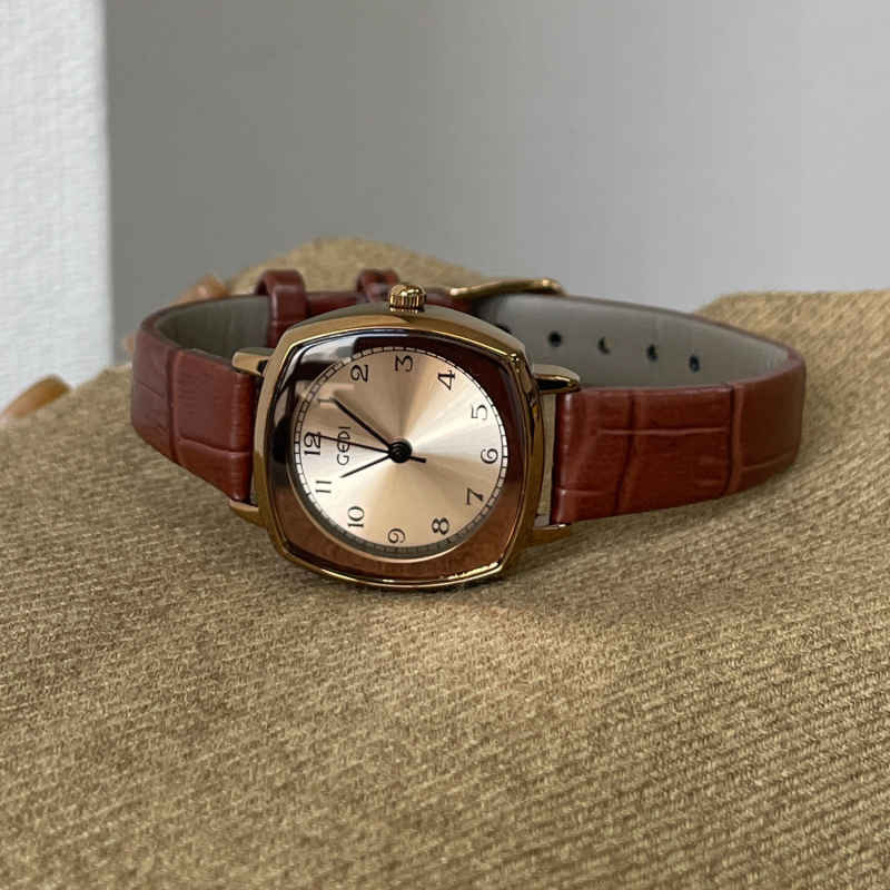 Gedi retro jesenski ženski sat s kožnim remenom, diskretan luksuz, nišni stil, kvarcni mehanizam, kvadratni brojčanik 26 mm