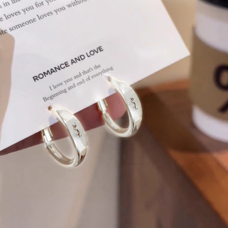 Minimalističke naušnice s alfabetom – male hoop naušnice s tekstnim dizajnom za žene