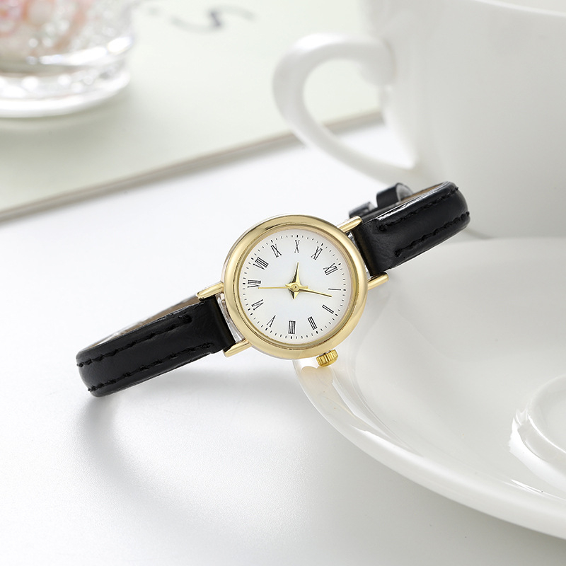 Ženski kvarcni sat s uskim PU remenom, retro stil, okrugli brojčanik s rimskim brojevima; kućište od cinkove legure, promjer brojčanika 23 mm, debljina 7 mm.