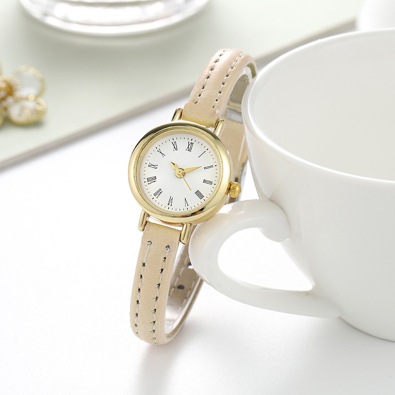 Ženski kvarcni sat s uskim PU remenom, retro stil, okrugli brojčanik s rimskim brojevima; kućište od cinkove legure, promjer brojčanika 23 mm, debljina 7 mm.