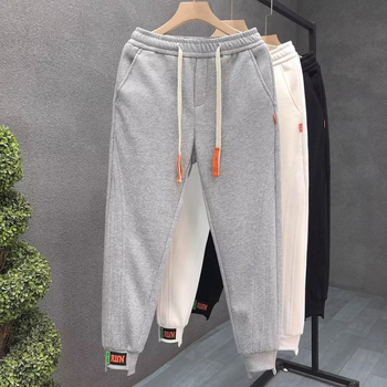 Muške casual hlače za jesen 2025 s modernim dizajnom, jednostavan stil, jogger stil, svestrane i udobne