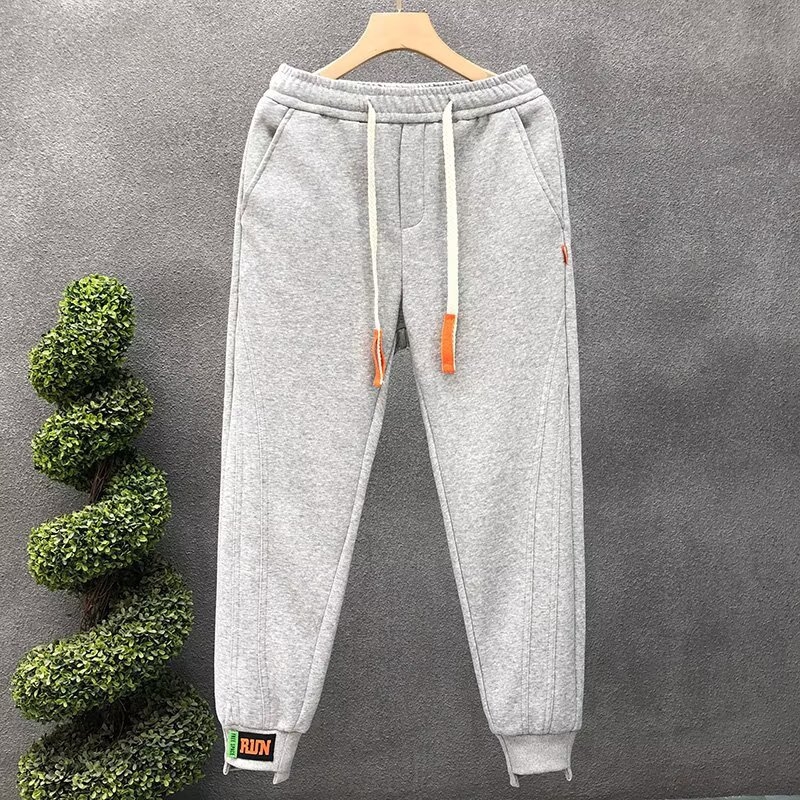 Muške casual hlače za jesen 2025 s modernim dizajnom, jednostavan stil, jogger stil, svestrane i udobne
