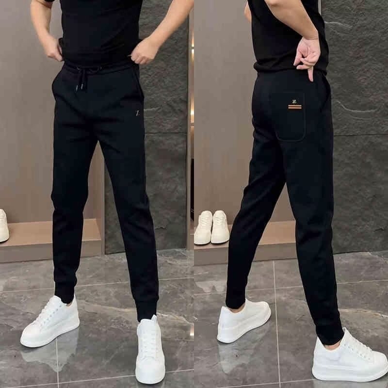 Muške crne casual hlače s fleecem unutrašnjosti, uski završetak nogavica, zimski stil