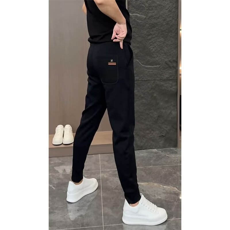 Muške crne casual hlače s fleecem unutrašnjosti, uski završetak nogavica, zimski stil