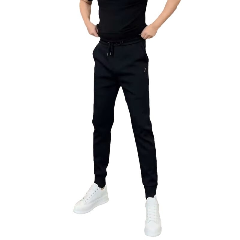 Muške crne casual hlače s fleecem unutrašnjosti, uski završetak nogavica, zimski stil