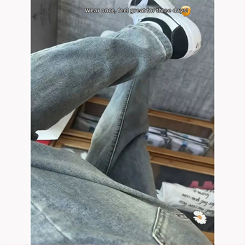 Férfiaknak mosott vintage kék farmer, slim-fit, egyenes szárú, tavasz–ősz stílusú, amerikai street vibe