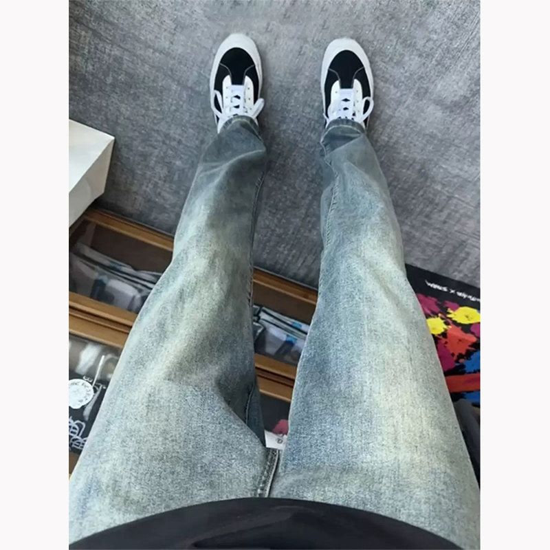 Férfiaknak mosott vintage kék farmer, slim-fit, egyenes szárú, tavasz–ősz stílusú, amerikai street vibe