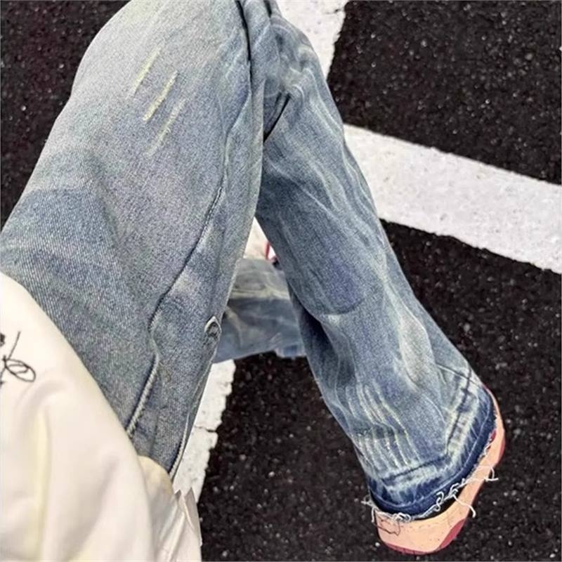 Muške traperice u vintage plavoj boji s uzorkom munje i otiscima mačjih šapa, američki street style, ravni kroj s blagim širenjem krajeva