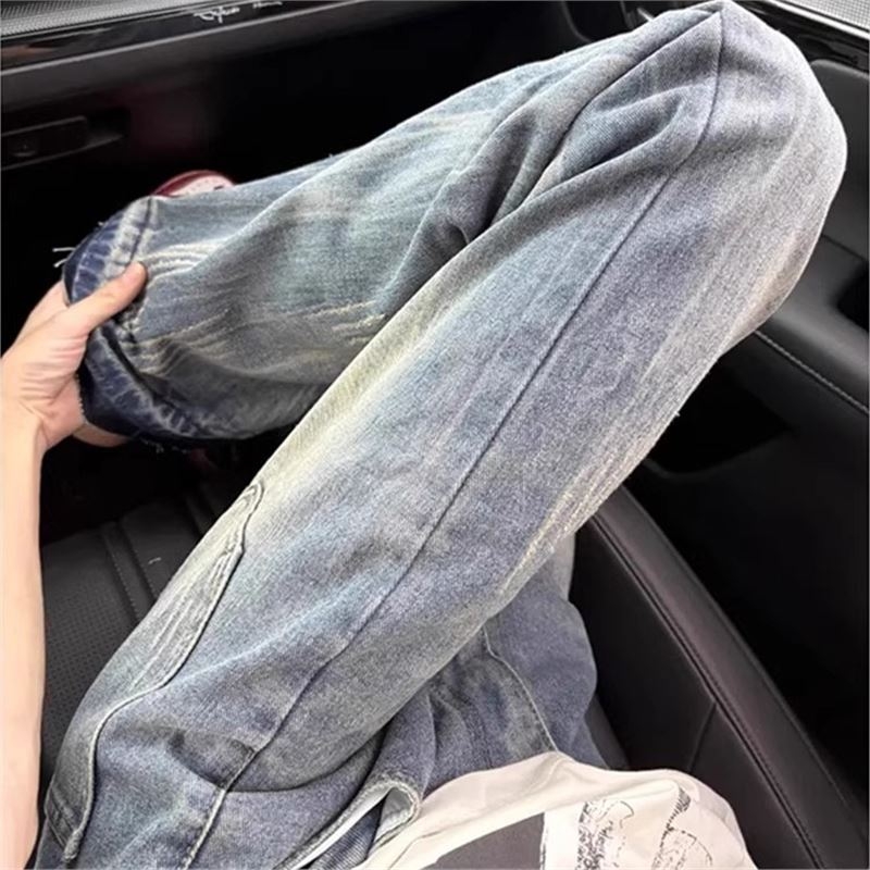 Muške traperice u vintage plavoj boji s uzorkom munje i otiscima mačjih šapa, američki street style, ravni kroj s blagim širenjem krajeva