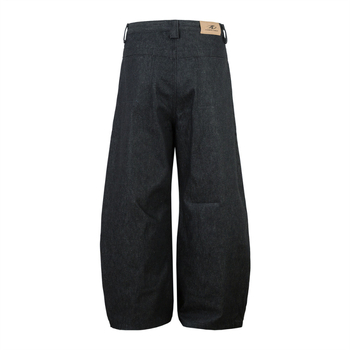 Férfiaknak tervezett széles szárú farmer, scimitár sziluettel, térdnél redőzött dizájnnal, teljes hosszúságú, pamut denim