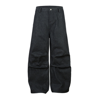 Férfiaknak tervezett széles szárú farmer, scimitár sziluettel, térdnél redőzött dizájnnal, teljes hosszúságú, pamut denim