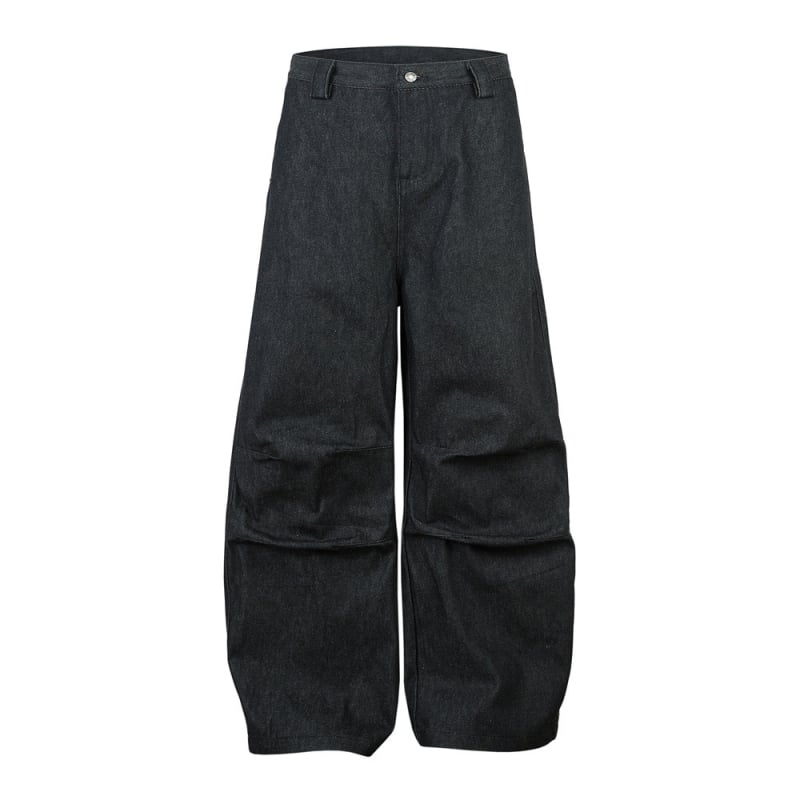 Férfiaknak tervezett széles szárú farmer, scimitár sziluettel, térdnél redőzött dizájnnal, teljes hosszúságú, pamut denim