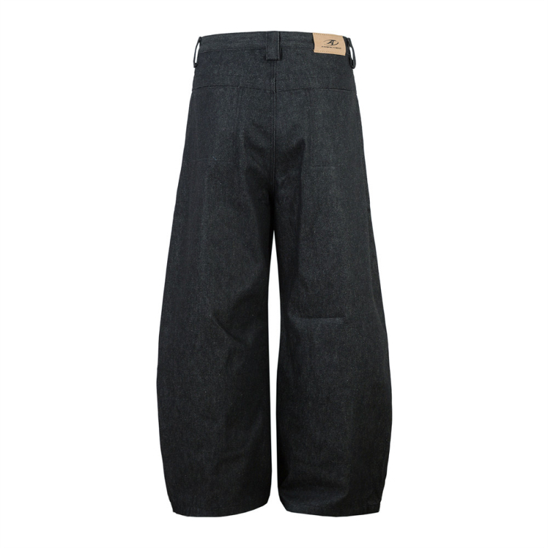 Férfiaknak tervezett széles szárú farmer, scimitár sziluettel, térdnél redőzött dizájnnal, teljes hosszúságú, pamut denim