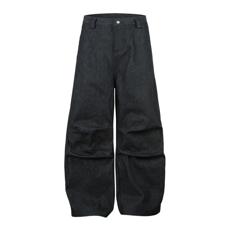 Férfiaknak tervezett széles szárú farmer, scimitár sziluettel, térdnél redőzött dizájnnal, teljes hosszúságú, pamut denim