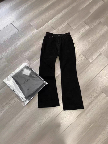 Bootcut черни деним дънки с измивано покритие и мек завършек, силуетът изглежда по-тънък, градски стил