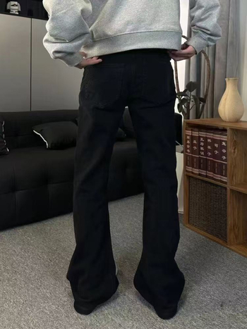 Bootcut черни деним дънки с измивано покритие и мек завършек, силуетът изглежда по-тънък, градски стил