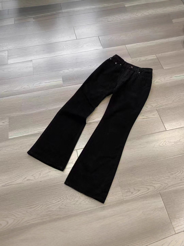 Bootcut черни деним дънки с измивано покритие и мек завършек, силуетът изглежда по-тънък, градски стил