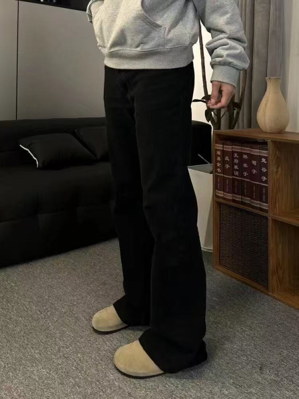Bootcut черни деним дънки с измивано покритие и мек завършек, силуетът изглежда по-тънък, градски стил