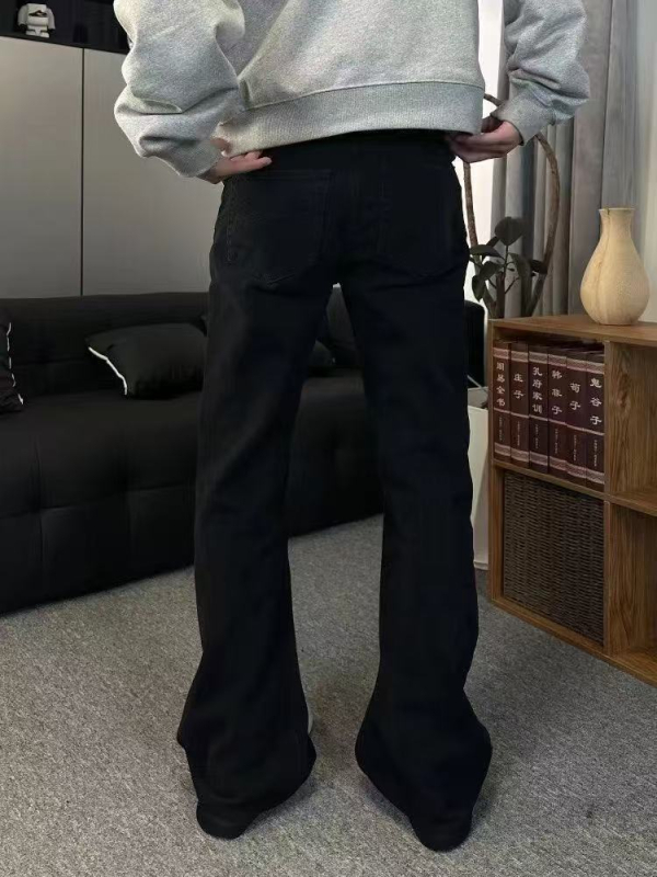 Bootcut черни деним дънки с измивано покритие и мек завършек, силуетът изглежда по-тънък, градски стил