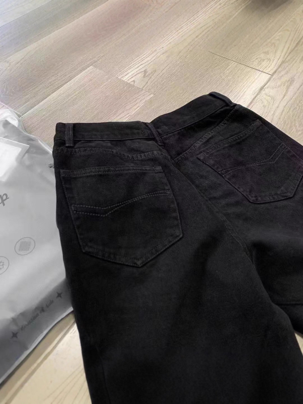 Bootcut черни деним дънки с измивано покритие и мек завършек, силуетът изглежда по-тънък, градски стил