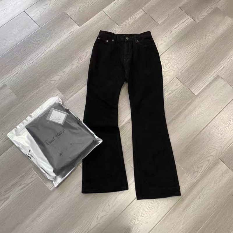 Bootcut черни деним дънки с измивано покритие и мек завършек, силуетът изглежда по-тънък, градски стил