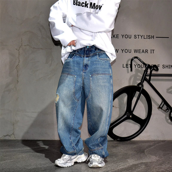 Proljeće 2026: muške traperice tirkizno oprane s teškim oštećenjima, opuštenog ravnog kroja, američki streetwear stil