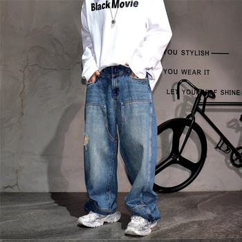Proljeće 2026: muške traperice tirkizno oprane s teškim oštećenjima, opuštenog ravnog kroja, američki streetwear stil