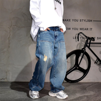 Proljeće 2026: muške traperice tirkizno oprane s teškim oštećenjima, opuštenog ravnog kroja, američki streetwear stil