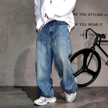Proljeće 2026: muške traperice tirkizno oprane s teškim oštećenjima, opuštenog ravnog kroja, američki streetwear stil