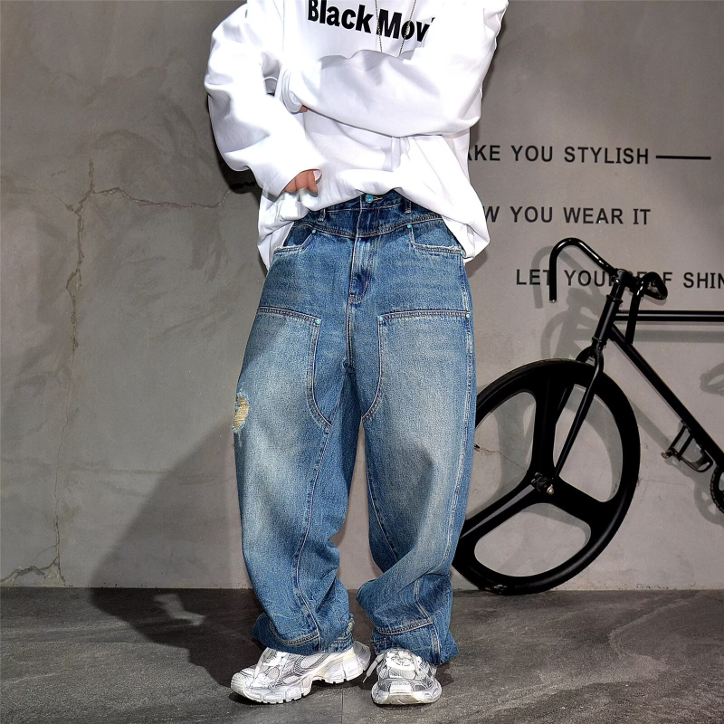 Proljeće 2026: muške traperice tirkizno oprane s teškim oštećenjima, opuštenog ravnog kroja, američki streetwear stil