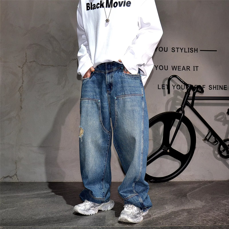 Proljeće 2026: muške traperice tirkizno oprane s teškim oštećenjima, opuštenog ravnog kroja, američki streetwear stil