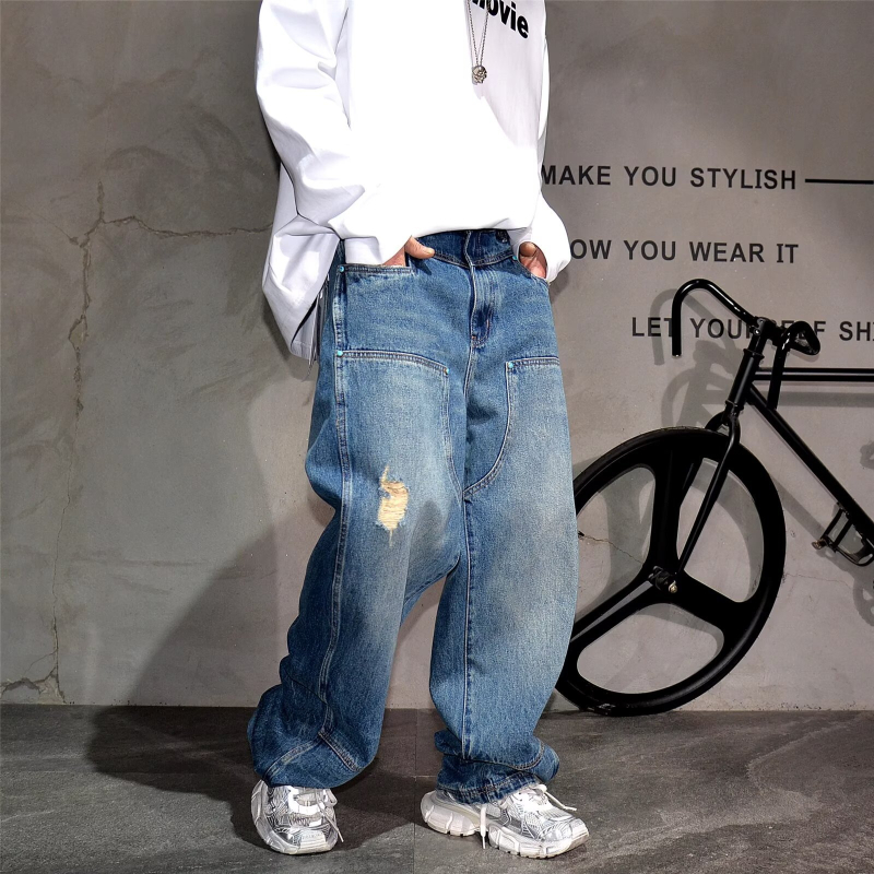 Proljeće 2026: muške traperice tirkizno oprane s teškim oštećenjima, opuštenog ravnog kroja, američki streetwear stil