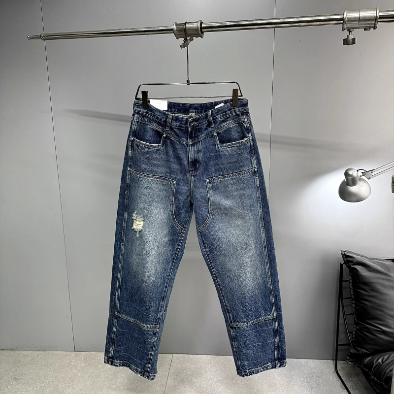 Proljeće 2026: muške traperice tirkizno oprane s teškim oštećenjima, opuštenog ravnog kroja, američki streetwear stil