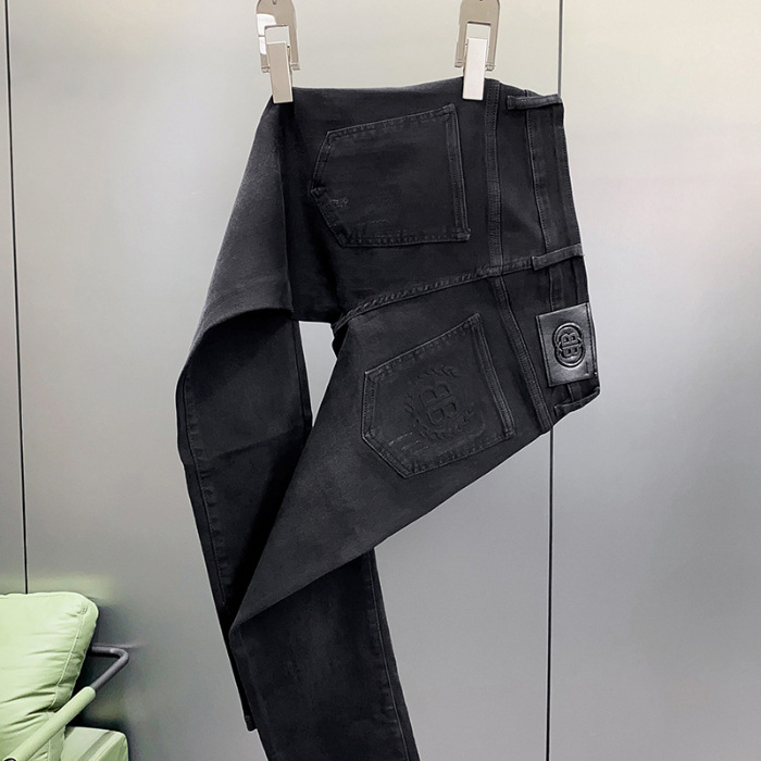 Muške tanke crne traperice, slim-fit, ravnog kroja, lagan materijal za proljeće i ljeto, casual i svestrane.