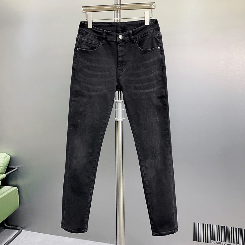 Muške tanke crne traperice, slim-fit, ravnog kroja, lagan materijal za proljeće i ljeto, casual i svestrane.