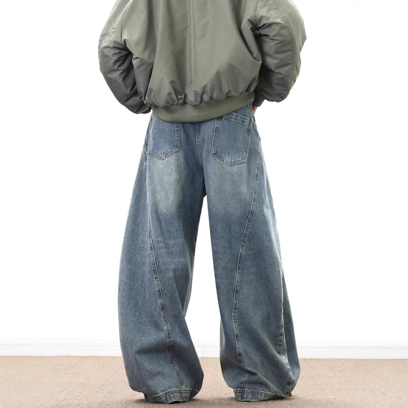Muške traperice s jedinstvenom dizajnerskom siluetom u stilu šimitar, američki vintage distressed, opušten kroj, široke nogavice