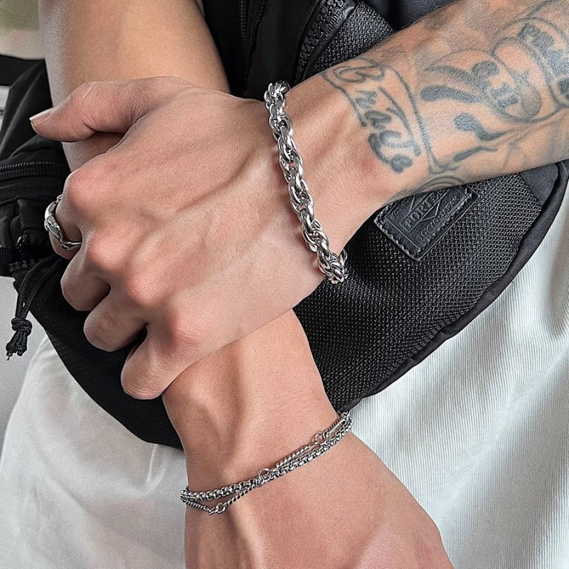 Muška narukvica od titan čelika, debela i dominirajućeg hip-hop stila, srebrna, otporna na izblijedivanje