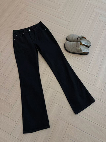 Muške Cleanfit traperice, crni denim, ravni kroj s blagim izbočenjem u donjem kraju, srednji pojas, zip, pamuk