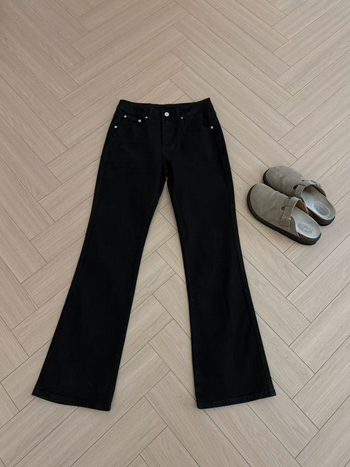 Muške Cleanfit traperice, crni denim, ravni kroj s blagim izbočenjem u donjem kraju, srednji pojas, zip, pamuk